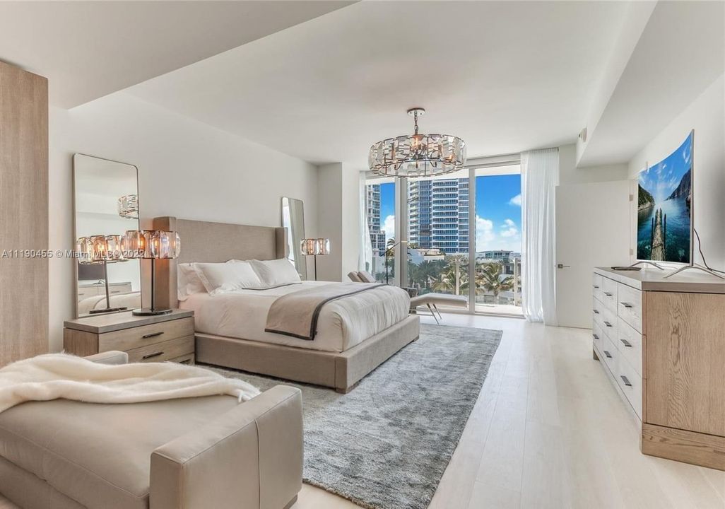 Recently Sold: $4,750,000 (3 beds, 3 baths, 2486 Square Feet)