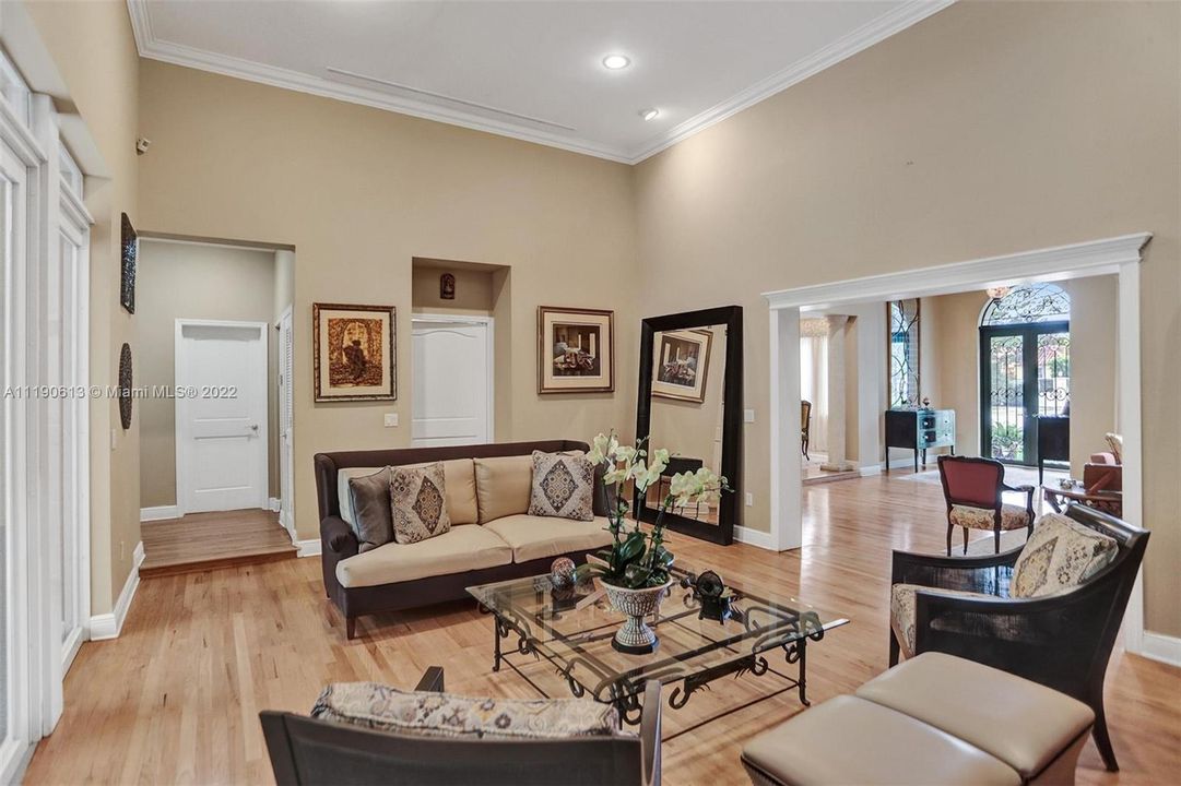 Recently Sold: $2,590,000 (4 beds, 3 baths, 3007 Square Feet)