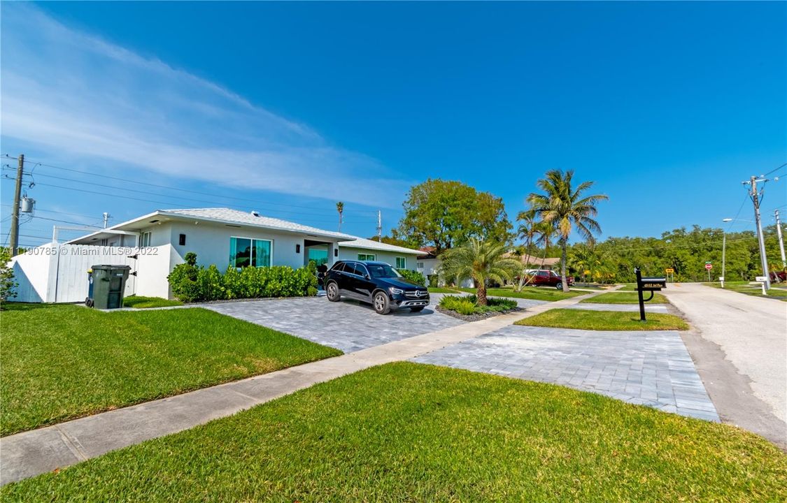 Recently Sold: $1,000,000 (4 beds, 3 baths, 1816 Square Feet)