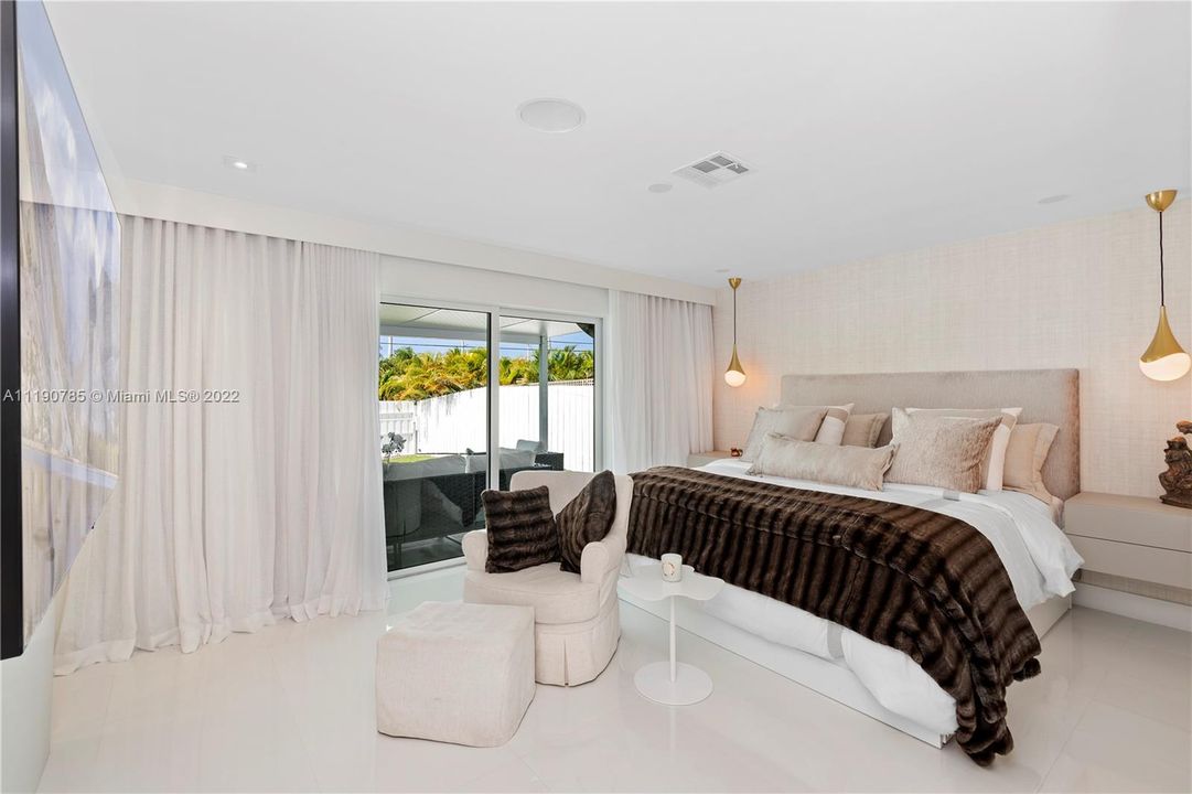 Huge master bedroom with sliding door and access to the beautiful backyard
