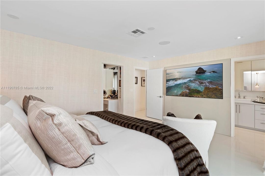 Spacious Master Bedroom with access to the backyard