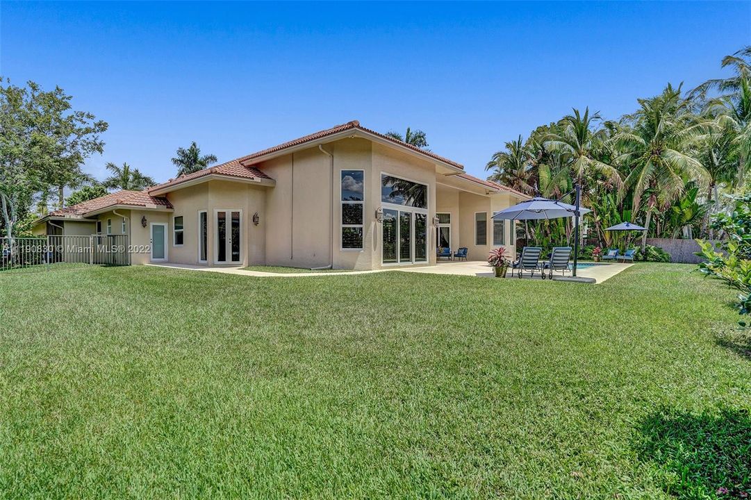 Recently Sold: $2,390,000 (5 beds, 5 baths, 4817 Square Feet)