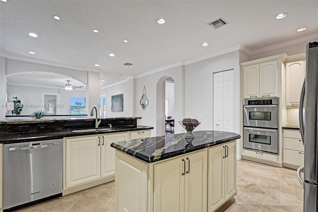 最近售出: $1,650,000 (6 贝兹, 5 浴室, 4803 平方英尺)