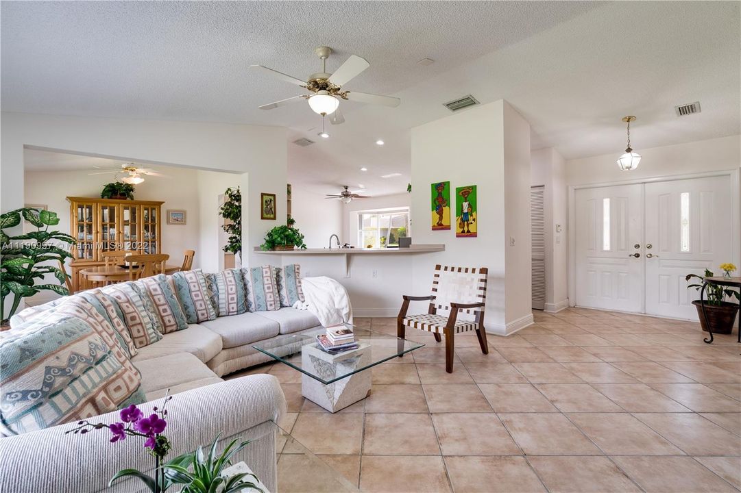 Recently Sold: $750,000 (3 beds, 2 baths, 1965 Square Feet)