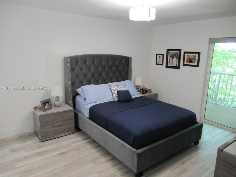 LARGE MASTER W/SCREENED BALCONY