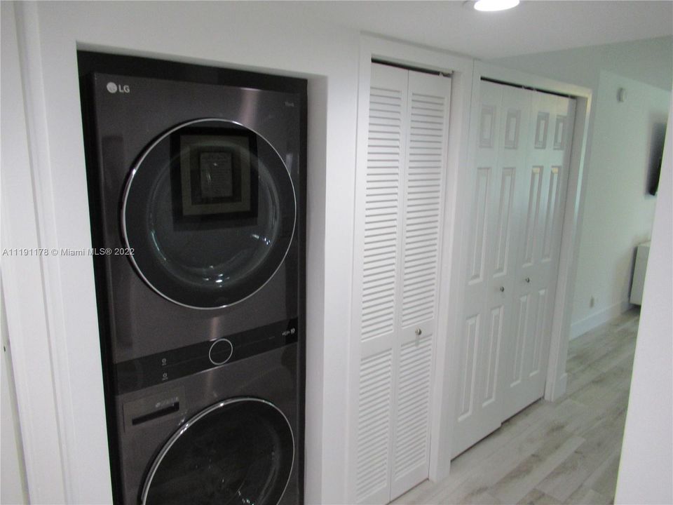 WASHER & DRYER INSIDE UNIT, PLENTY CLOSET SPACE