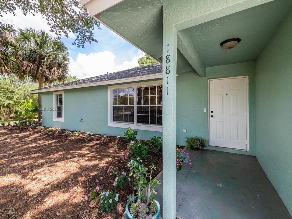 Недавно продано: $738,989 (4 спален, 2 ванн, 3067 Квадратных фут)