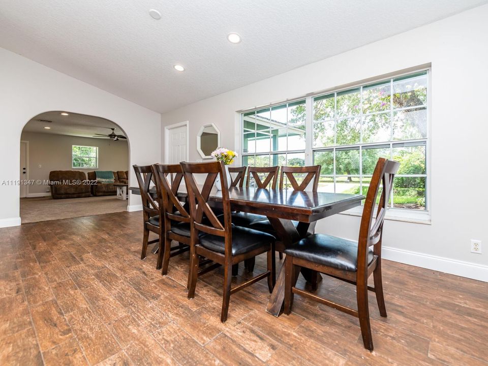 Недавно продано: $738,989 (4 спален, 2 ванн, 3067 Квадратных фут)