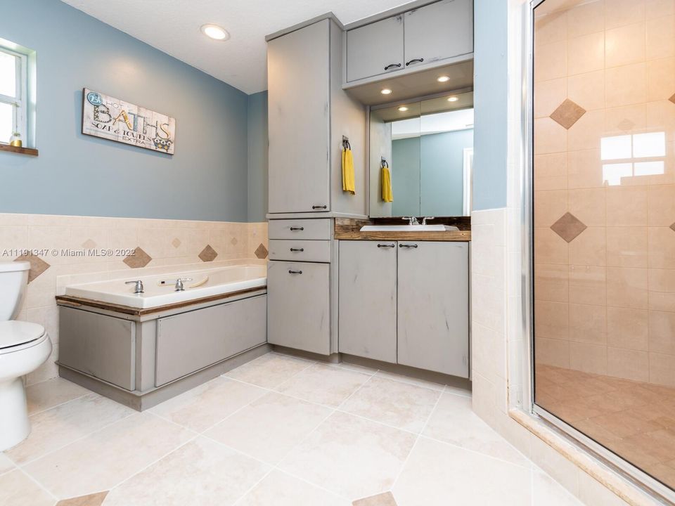 Недавно продано: $738,989 (4 спален, 2 ванн, 3067 Квадратных фут)