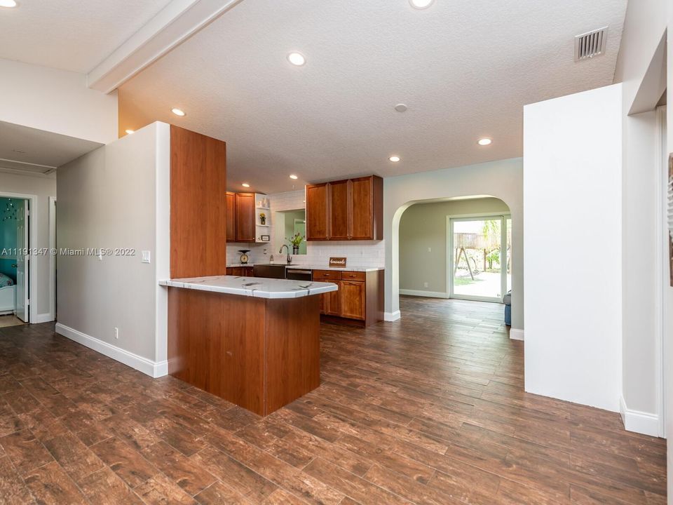 Недавно продано: $738,989 (4 спален, 2 ванн, 3067 Квадратных фут)