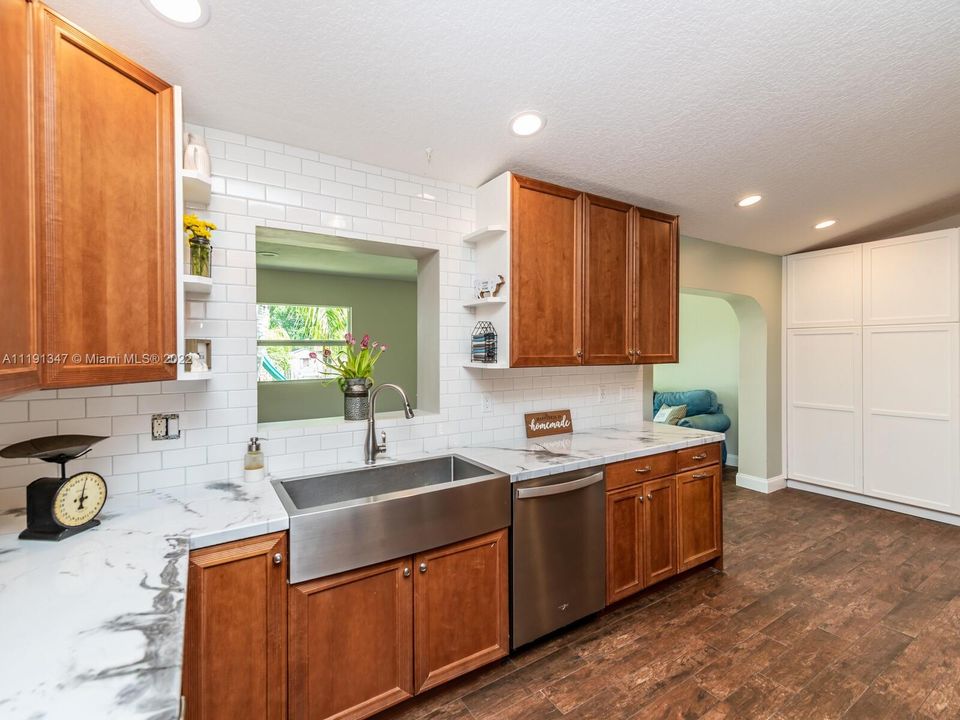 Недавно продано: $738,989 (4 спален, 2 ванн, 3067 Квадратных фут)