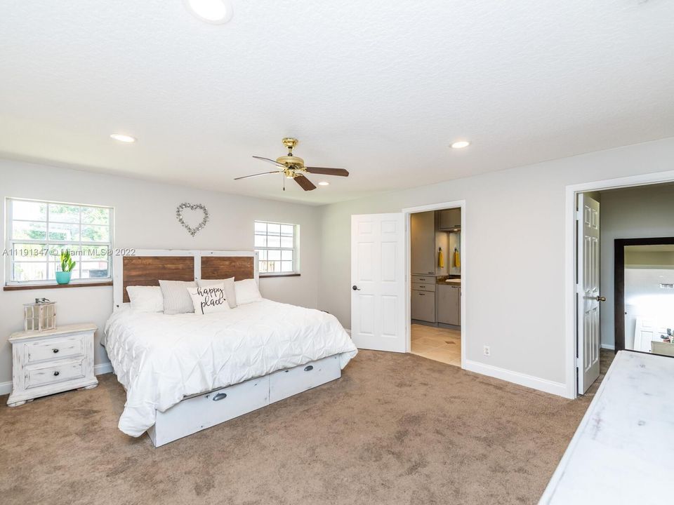 Недавно продано: $738,989 (4 спален, 2 ванн, 3067 Квадратных фут)