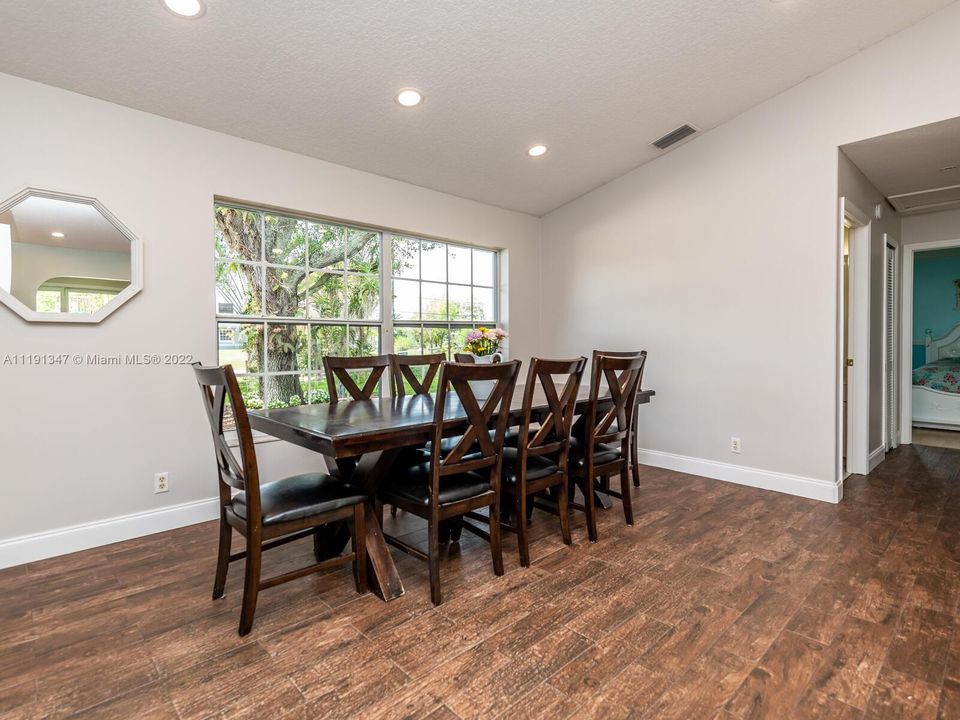 Недавно продано: $738,989 (4 спален, 2 ванн, 3067 Квадратных фут)