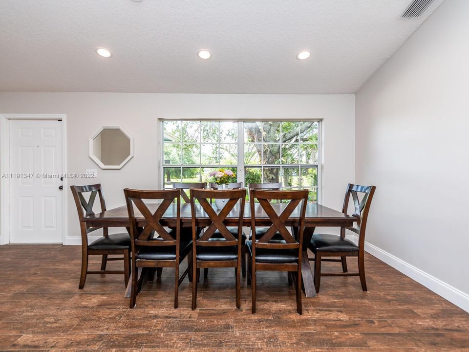 Недавно продано: $738,989 (4 спален, 2 ванн, 3067 Квадратных фут)