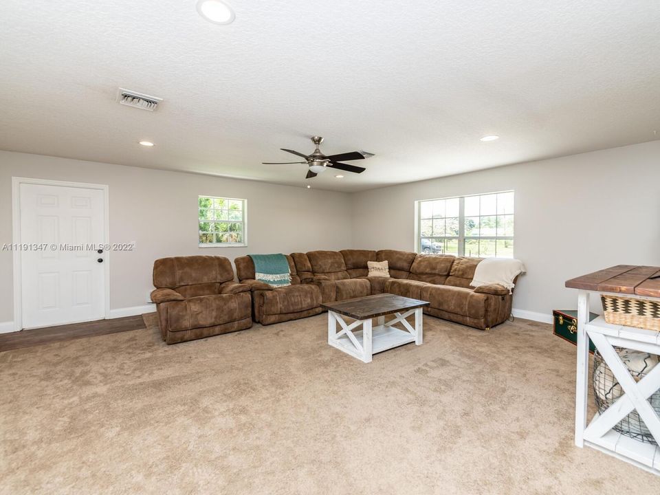 Недавно продано: $738,989 (4 спален, 2 ванн, 3067 Квадратных фут)