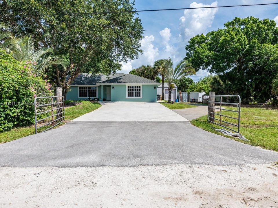 Недавно продано: $738,989 (4 спален, 2 ванн, 3067 Квадратных фут)