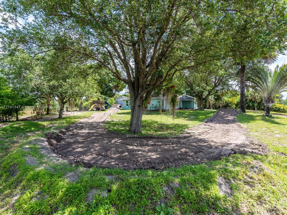 Недавно продано: $738,989 (4 спален, 2 ванн, 3067 Квадратных фут)