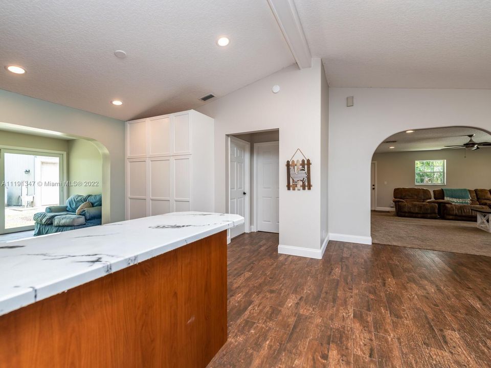 Недавно продано: $738,989 (4 спален, 2 ванн, 3067 Квадратных фут)