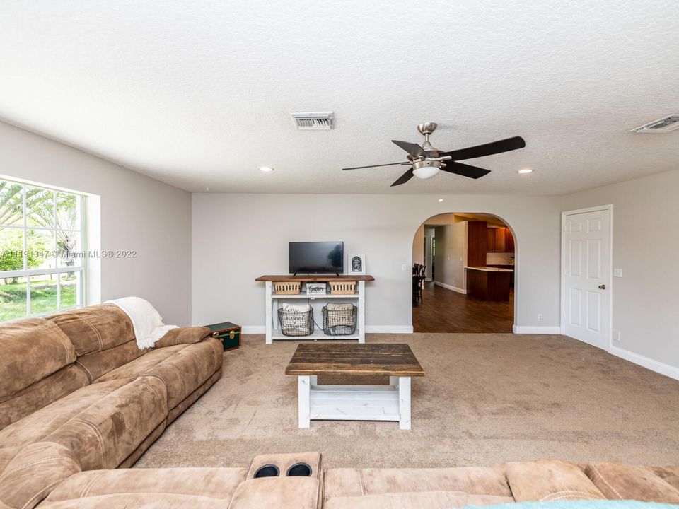 Недавно продано: $738,989 (4 спален, 2 ванн, 3067 Квадратных фут)