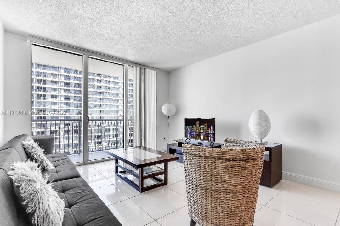 Recently Sold: $424,000 (1 beds, 1 baths, 825 Square Feet)