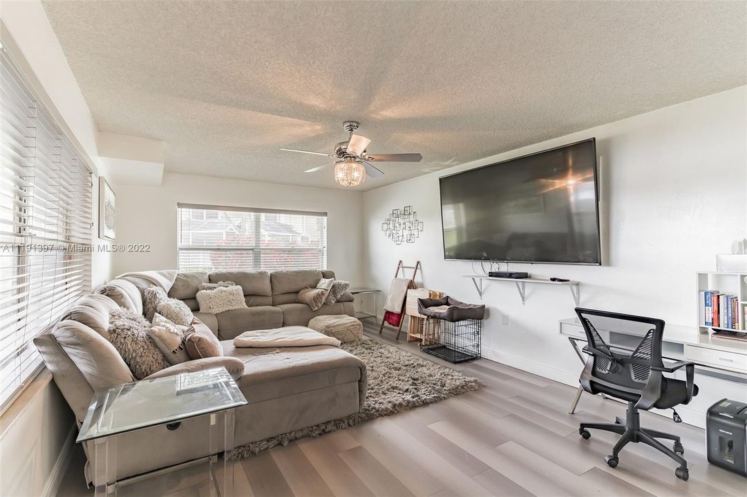 Recently Sold: $345,000 (2 beds, 2 baths, 1374 Square Feet)