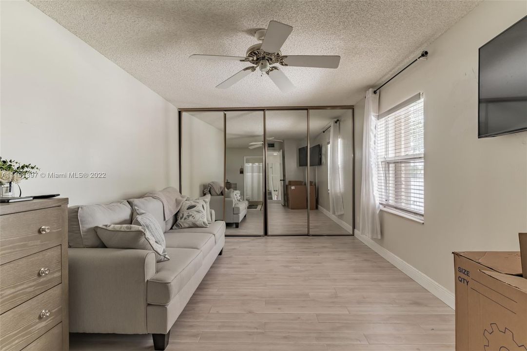 Recently Sold: $345,000 (2 beds, 2 baths, 1374 Square Feet)