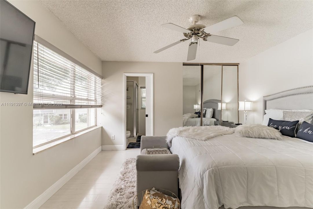 Recently Sold: $345,000 (2 beds, 2 baths, 1374 Square Feet)