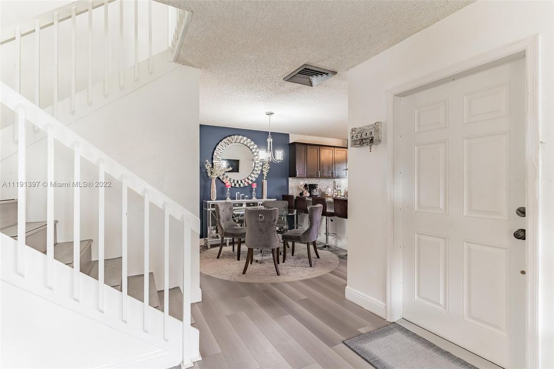 Recently Sold: $345,000 (2 beds, 2 baths, 1374 Square Feet)