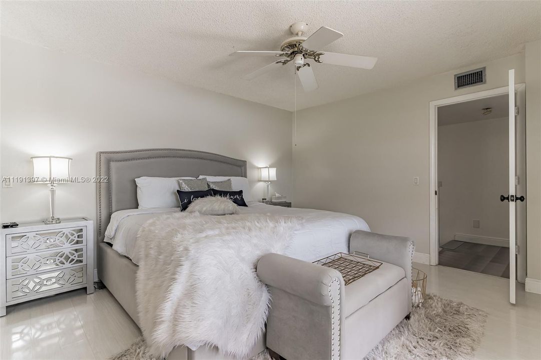 Recently Sold: $345,000 (2 beds, 2 baths, 1374 Square Feet)