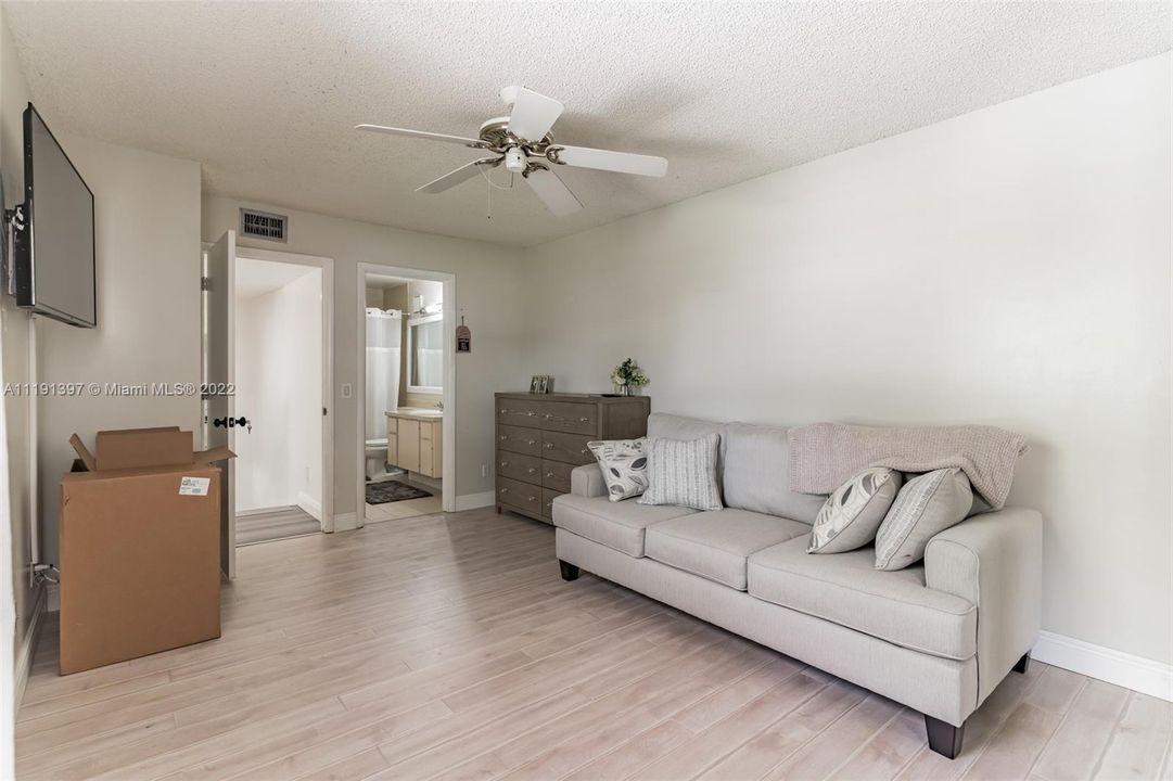 Recently Sold: $345,000 (2 beds, 2 baths, 1374 Square Feet)