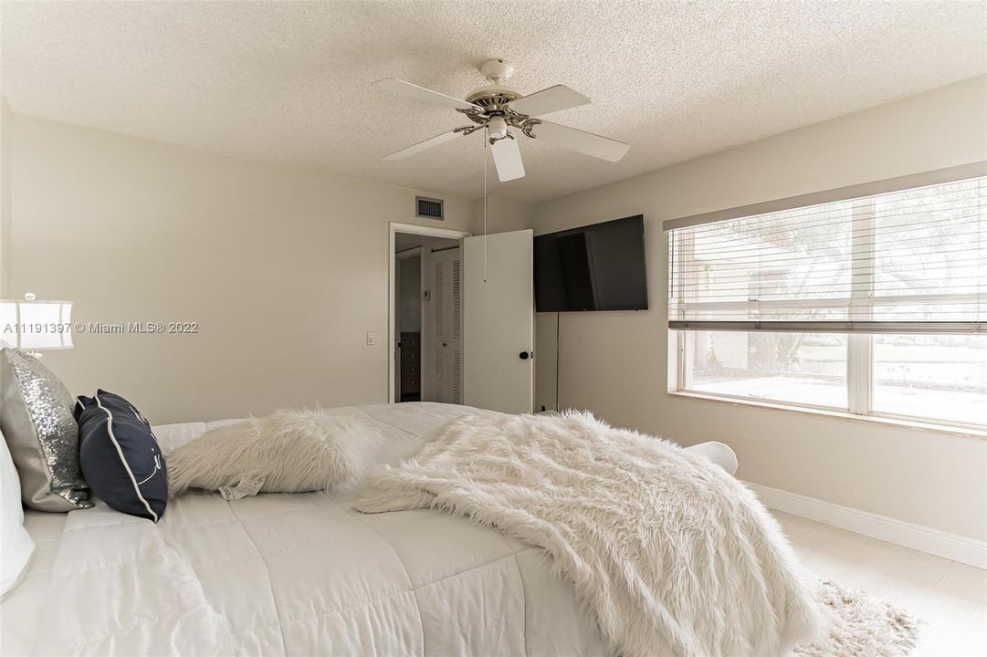 Recently Sold: $345,000 (2 beds, 2 baths, 1374 Square Feet)