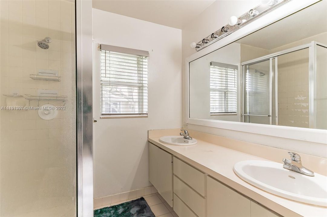 Recently Sold: $345,000 (2 beds, 2 baths, 1374 Square Feet)