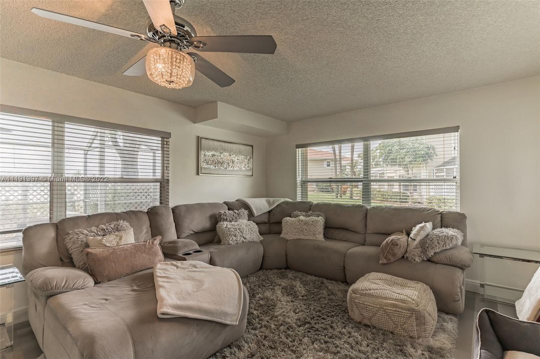 Recently Sold: $345,000 (2 beds, 2 baths, 1374 Square Feet)