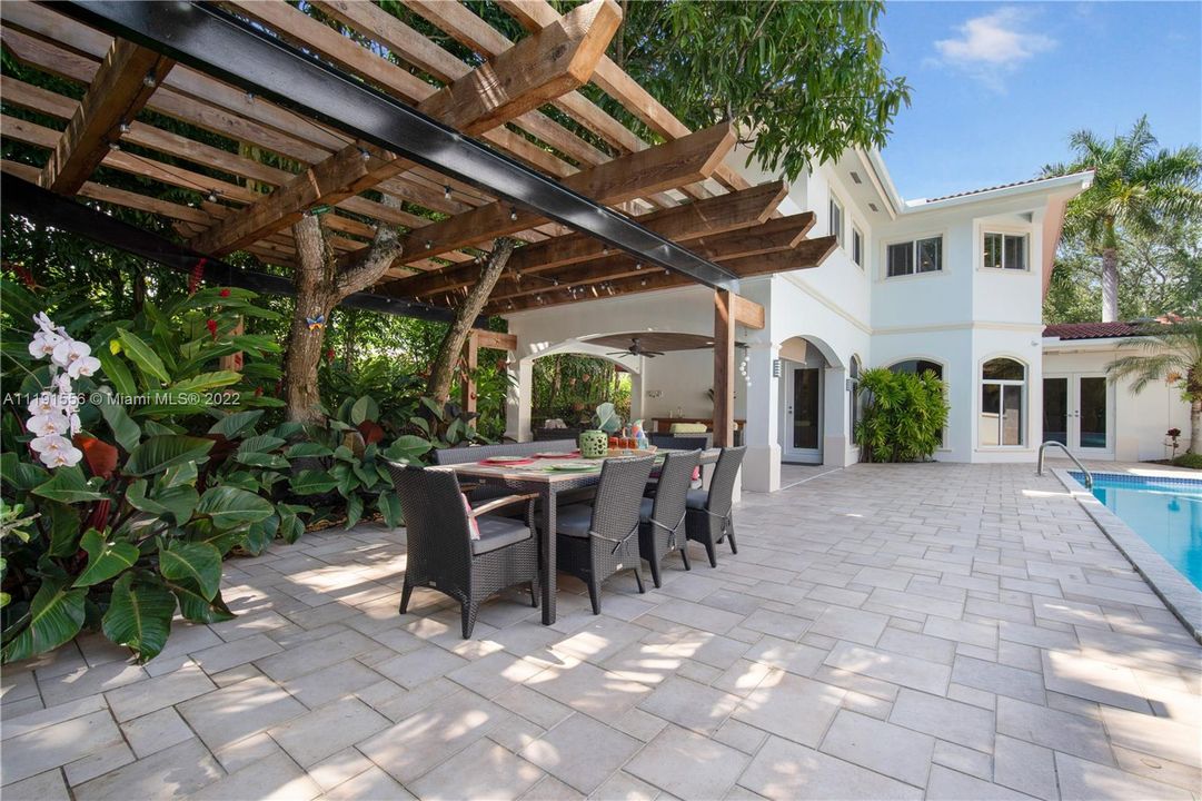 Recently Sold: $3,849,000 (6 beds, 4 baths, 5603 Square Feet)