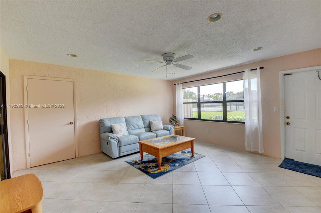 Vendido Recientemente: $299,000 (2 camas, 2 baños, 1225 Pies cuadrados)
