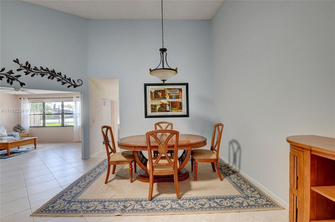 Vendido Recientemente: $299,000 (2 camas, 2 baños, 1225 Pies cuadrados)