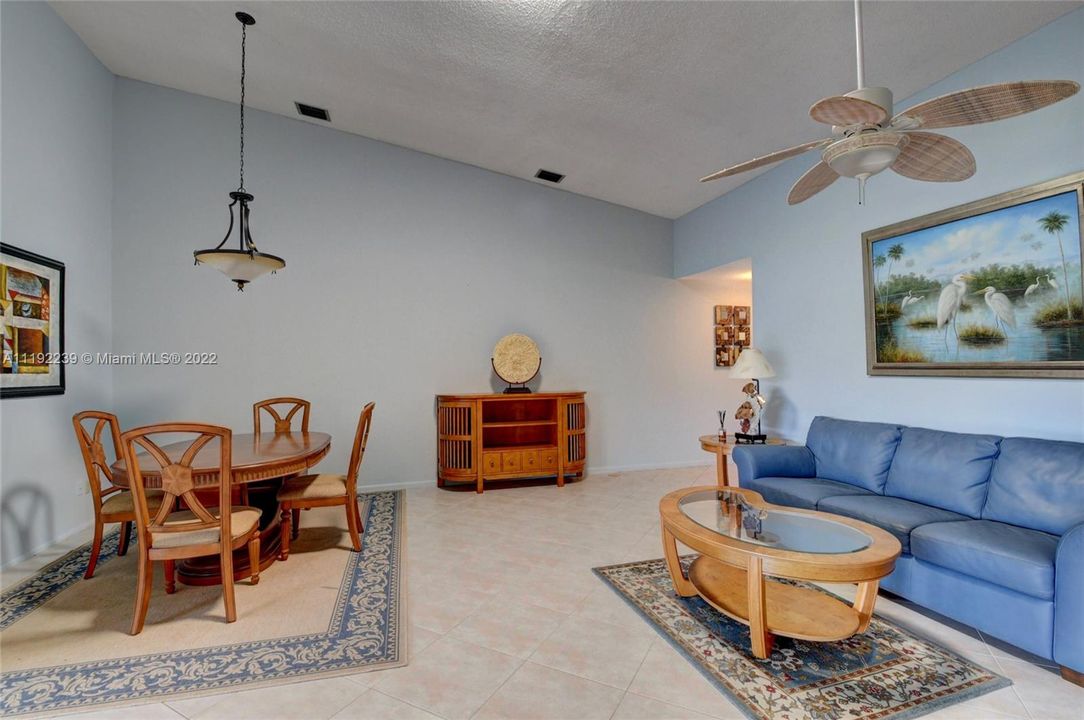 Vendido Recientemente: $299,000 (2 camas, 2 baños, 1225 Pies cuadrados)