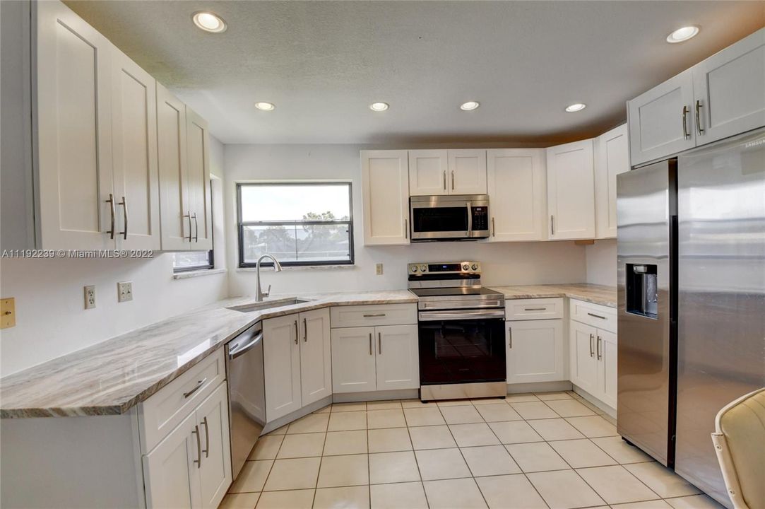 Vendido Recientemente: $299,000 (2 camas, 2 baños, 1225 Pies cuadrados)
