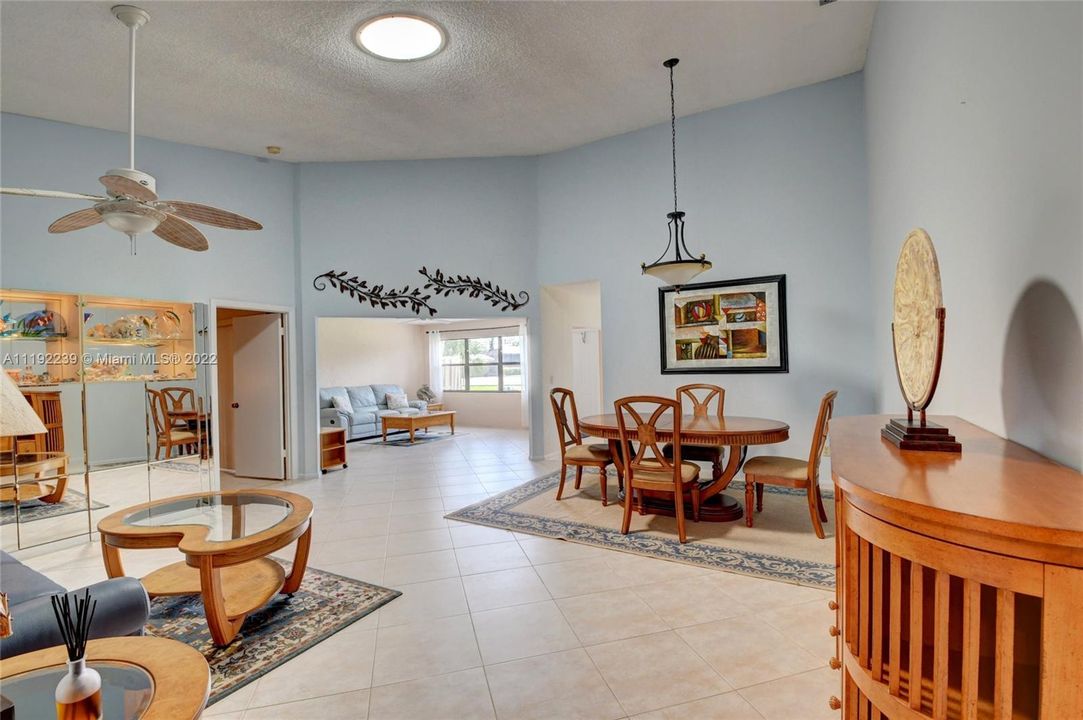 Vendido Recientemente: $299,000 (2 camas, 2 baños, 1225 Pies cuadrados)