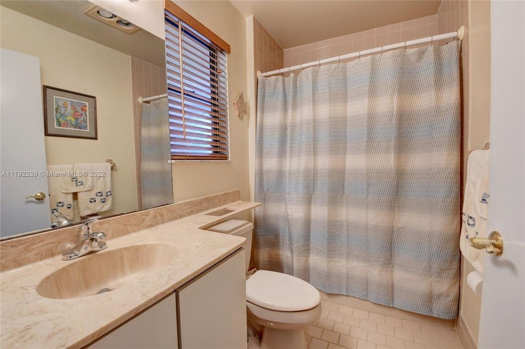 Vendido Recientemente: $299,000 (2 camas, 2 baños, 1225 Pies cuadrados)