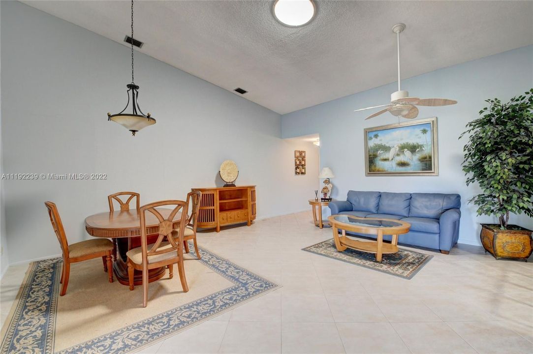 Vendido Recientemente: $299,000 (2 camas, 2 baños, 1225 Pies cuadrados)