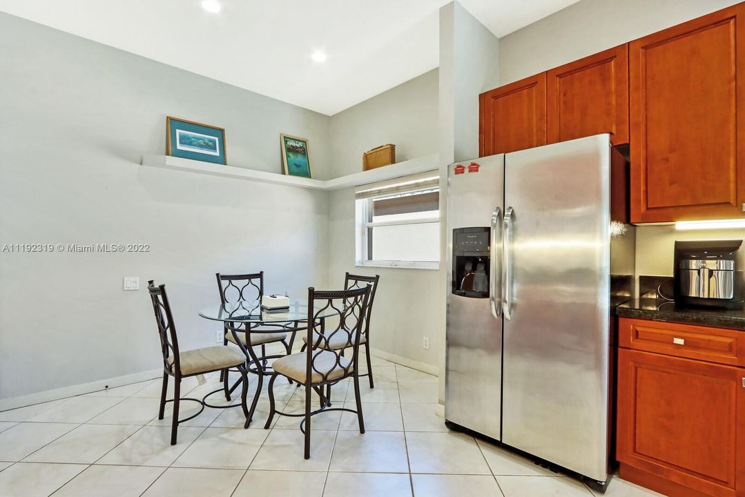 Недавно продано: $476,000 (2 спален, 2 ванн, 2030 Квадратных фут)