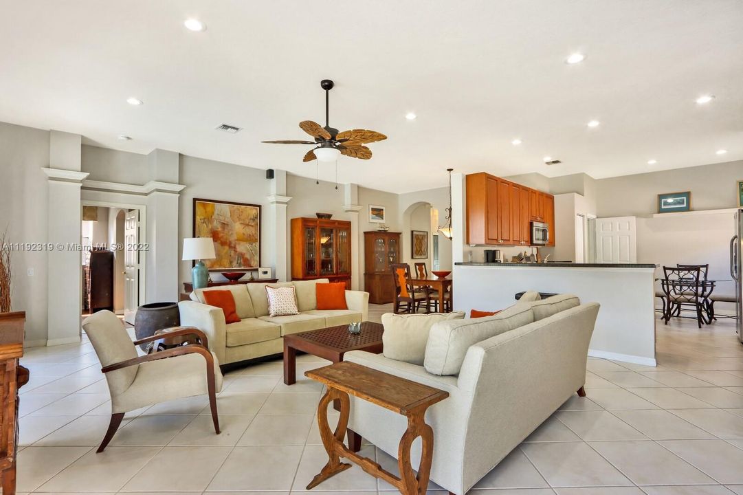 Недавно продано: $476,000 (2 спален, 2 ванн, 2030 Квадратных фут)