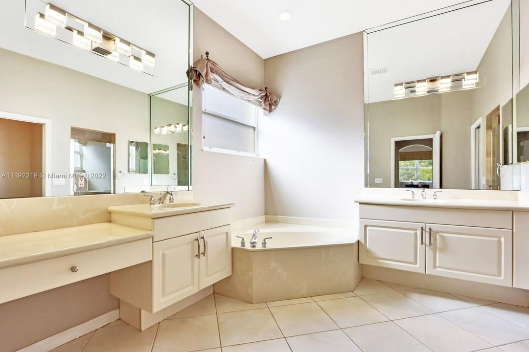 Недавно продано: $476,000 (2 спален, 2 ванн, 2030 Квадратных фут)