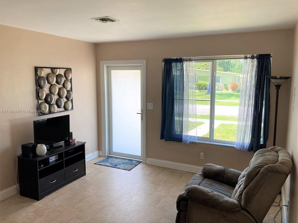 Recently Sold: $475,000 (3 beds, 2 baths, 1332 Square Feet)