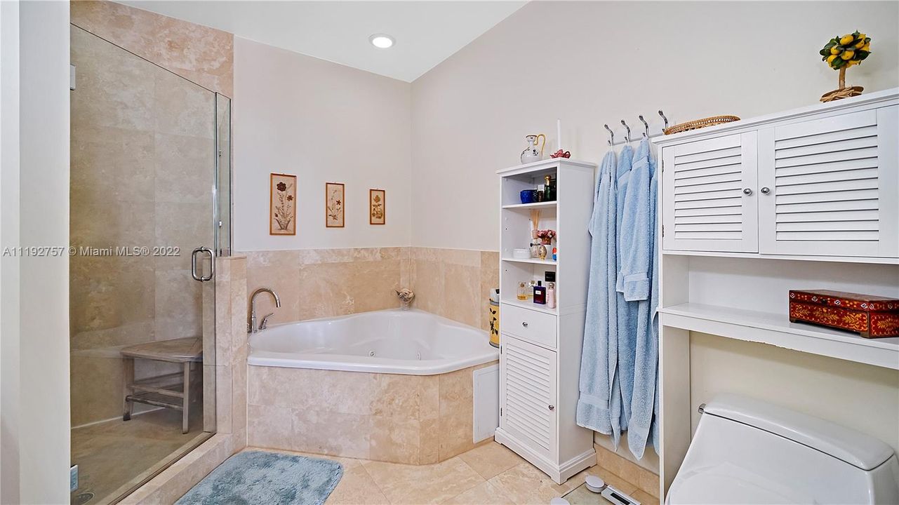 最近售出: $975,000 (3 贝兹, 2 浴室, 1702 平方英尺)