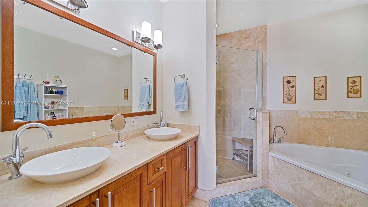 最近售出: $975,000 (3 贝兹, 2 浴室, 1702 平方英尺)