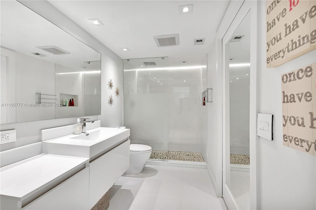 最近售出: $269,000 (1 贝兹, 1 浴室, 717 平方英尺)