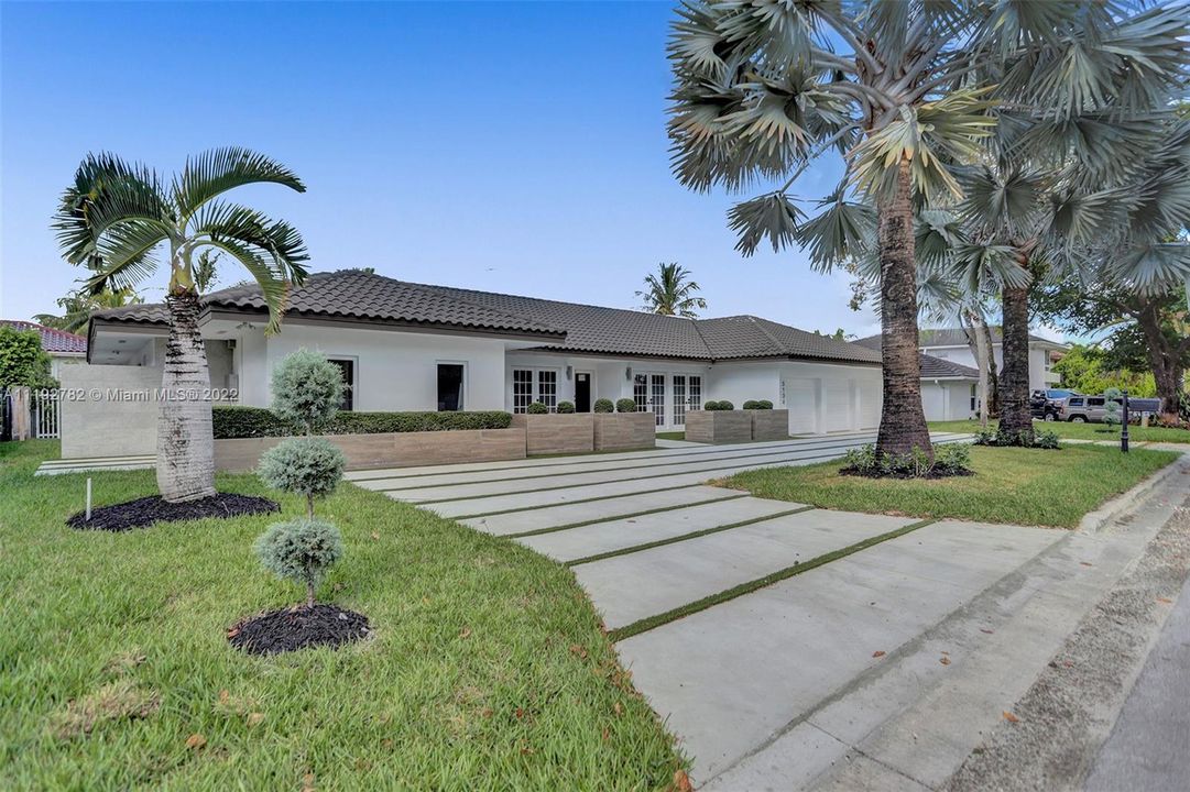 Recently Sold: $2,000,000 (5 beds, 4 baths, 2857 Square Feet)