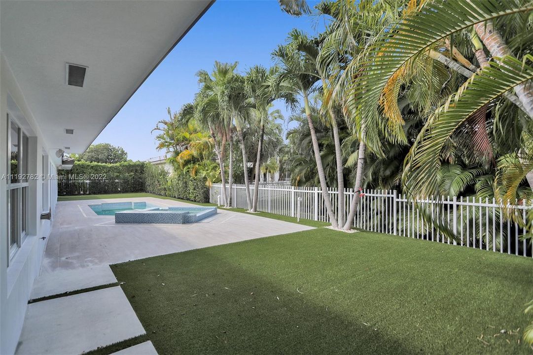 Recently Sold: $2,000,000 (5 beds, 4 baths, 2857 Square Feet)